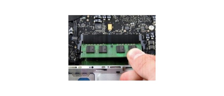 iPhone и iPad на столе с