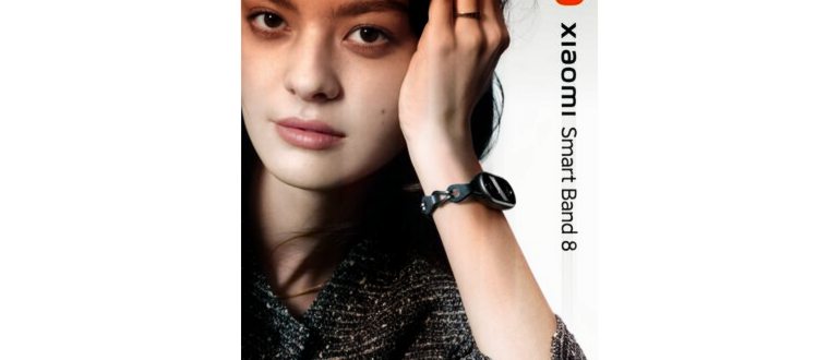 Mi Band 6 в руках